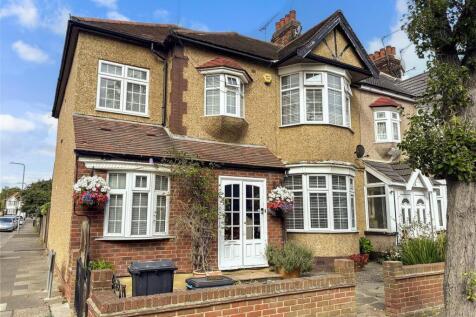 5 bedroom end of terrace house for sale