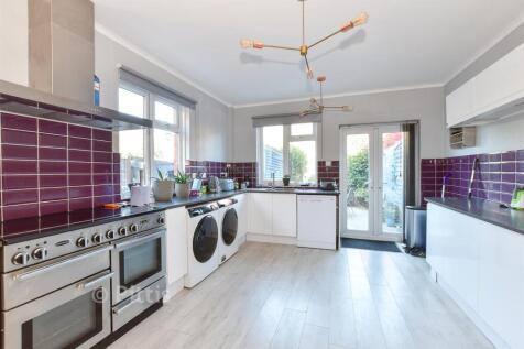 Hooke Hill, Freshwater, Isle of Wight 3 bed semi