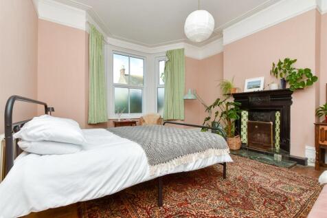 5 bedroom semi-detached house for sale