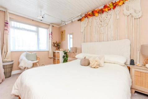 2 bedroom maisonette for sale