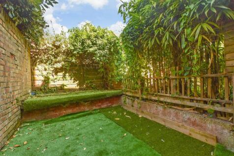 5 bedroom end of terrace house for sale