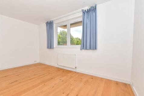 3 bedroom ground floor maisonette for sale