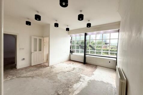 2 bedroom ground floor maisonette for sale