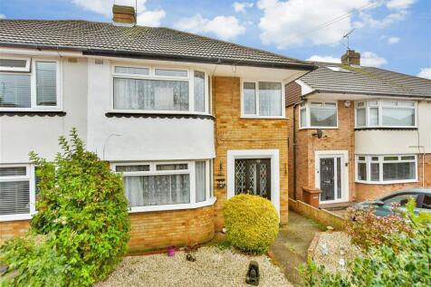 Northumberland Avenue, Rainham... 3 bed semi