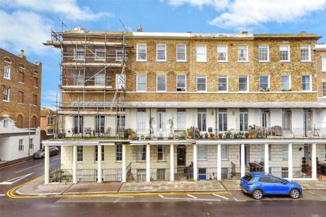 2 bedroom ground floor flat for sale