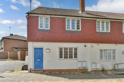 Central Parade, Rochester, Kent 2 bed ground floor flat for sale