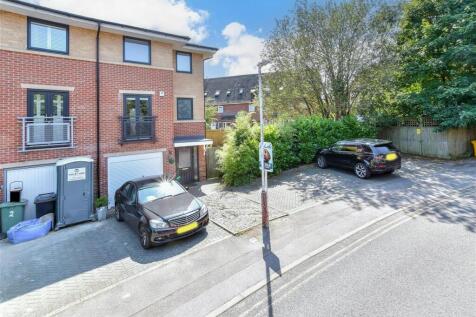 4 bedroom end of terrace house for sale