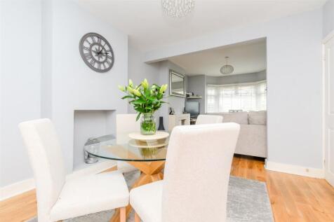 3 bedroom link detached house for sale