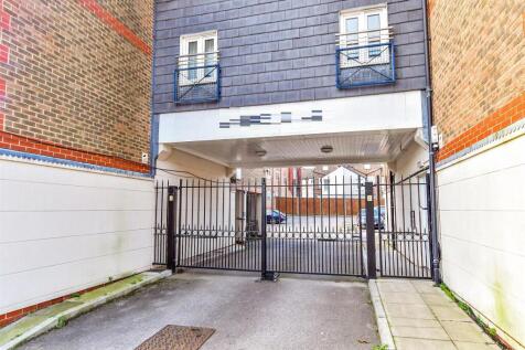 1 bedroom ground floor flat for sale