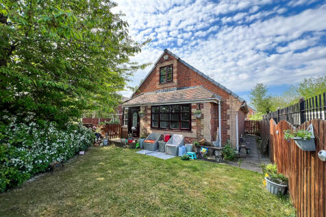 St. Stephens View, Droylsden 3 bed detached bungalow for sale