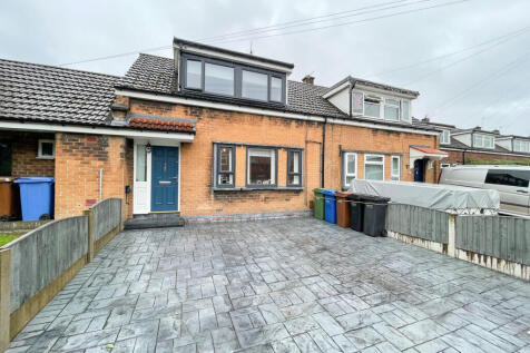 Dunster Avenue, Brinnington 2 bed terraced house for sale