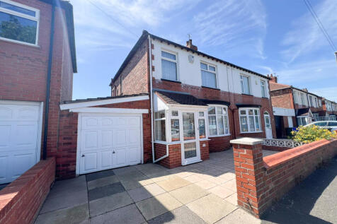 Balmoral Drive Denton, Denton 3 bed semi