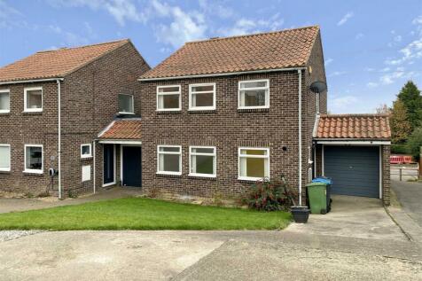 4 bedroom link detached house for sale