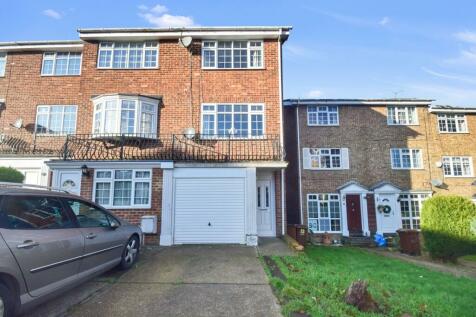 Wheatcroft Grove, Rainham... 3 bed townhouse for sale