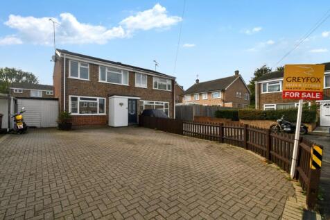 Pembroke Gardens, Rainham... 3 bed semi