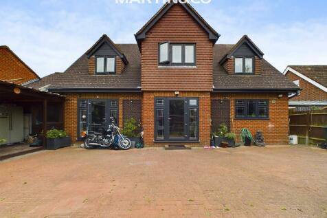 4 bedroom link detached house for sale