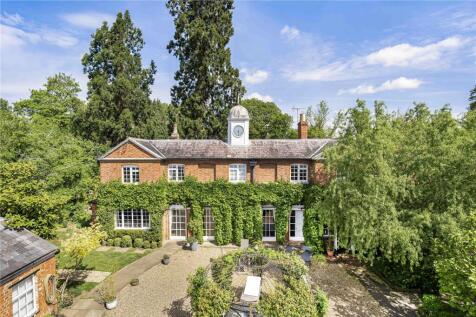 The Avenue, Flore, Northamptonshire, NN7 5 bed detached house for sale