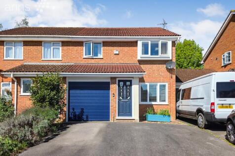 3 bedroom semi-detached house for sale