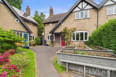 Park Avenue, Off New Street... 3 bed semi