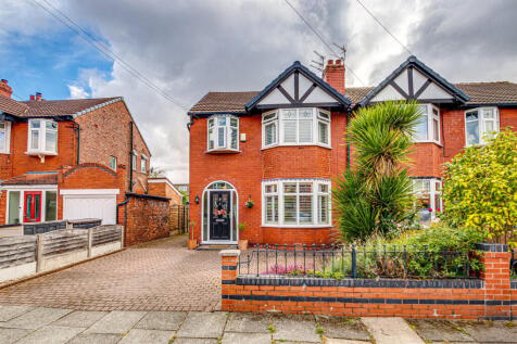 Carrsvale Avenue, Urmston... 3 bed semi