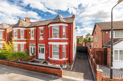 Whitelake Avenue, Flixton... 4 bed semi