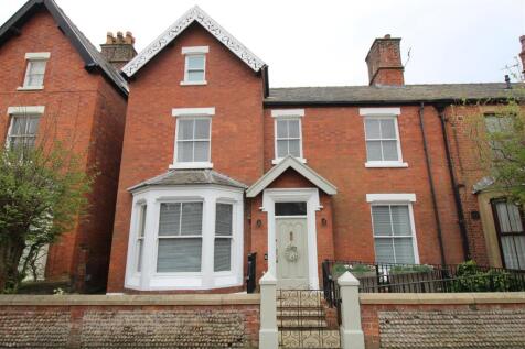 8 bedroom town house for sale