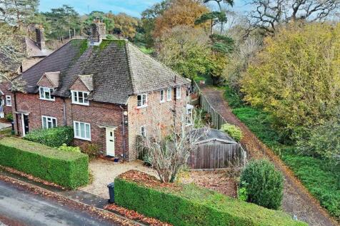 Longacre Crescent, Cuckfield 3 bed semi