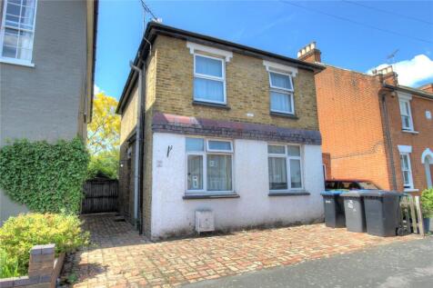 Queens Road, Surrey TW20 5 bed detached house for sale