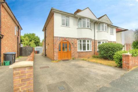 Hythefield Avenue, Surrey TW20 4 bed semi