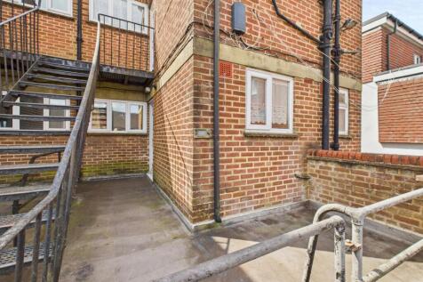 South Road, Haywards Heath, RH16 2 bed flat for sale