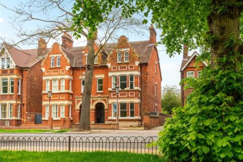8 bedroom semi-detached house for sale
