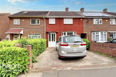 Dagnam Park Drive, Romford 2 bed terraced house for sale