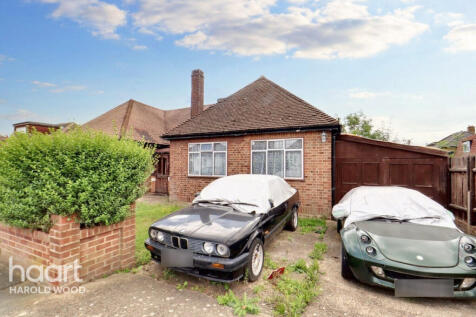 Harrow Crescent, Romford 3 bed bungalow for sale