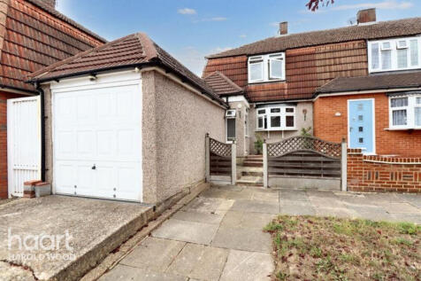 Keats Avenue, Romford 2 bed end of terrace house for sale