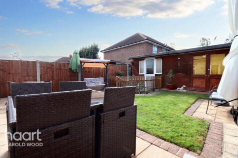 Keats Avenue, Romford 2 bed end of terrace house for sale