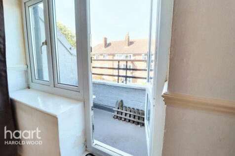 Kingsbridge Road, Romford 1 bed flat for sale
