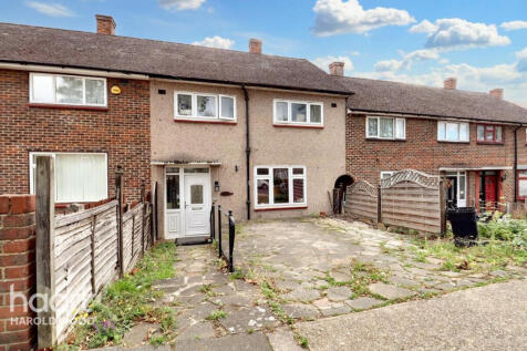 Petersfield Avenue, Romford 3 bed terraced house for sale