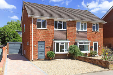 St. Georges Road, Farnham, Surrey, GU9 3 bed semi