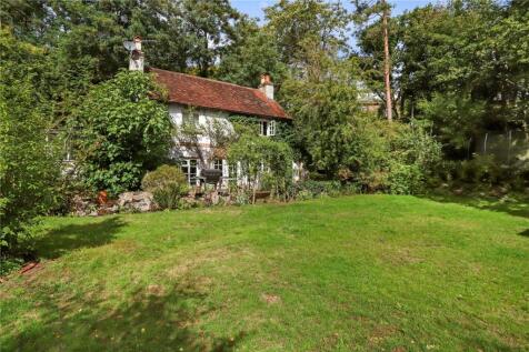 Aveley Close, Farnham, Surrey, GU9 3 bed detached house for sale