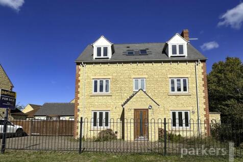 Cherry Tree Way, Witney, Oxfordshire... 4 bed detached house for sale