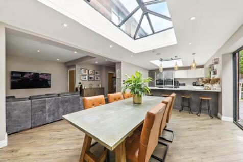 4 bedroom semi-detached house for sale
