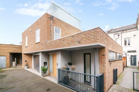 Stanton Road, Barnes, London, SW13 2 bed detached house for sale
