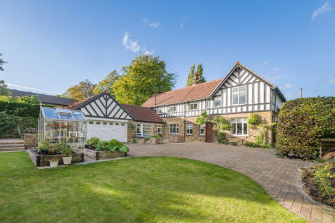 Birkby Road, Huddersfield, HD2 4 bed detached house for sale