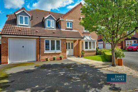 4 bedroom detached house for sale