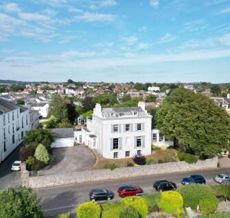 6 bedroom detached house for sale