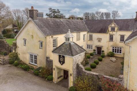 An 8/9 bedroom detached house in... 5 bed detached house for sale