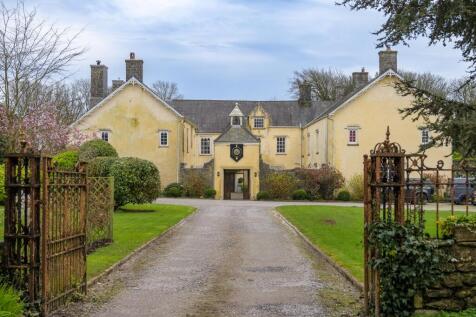 An 8/9 bedroom detached house in... 5 bed detached house for sale