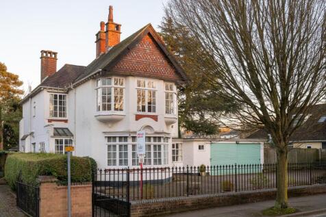 Moultrie Road, Rugby, Warwickshire, CV21 5 bed detached house for sale