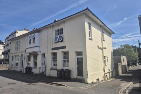 6 bedroom end of terrace house for sale