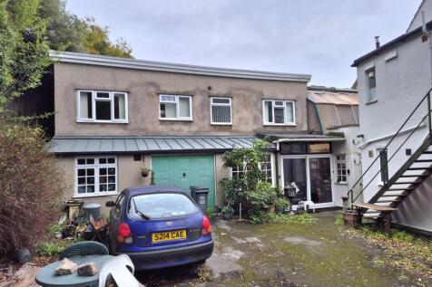 6 bedroom semi-detached house for sale